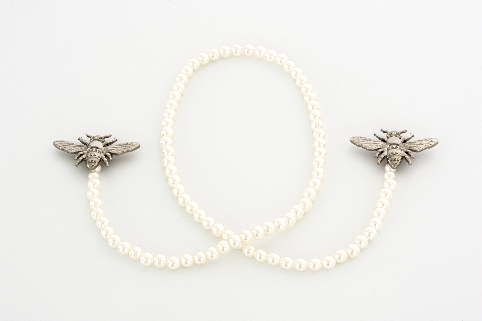 Two Bees 008 + Small pearls - Silver