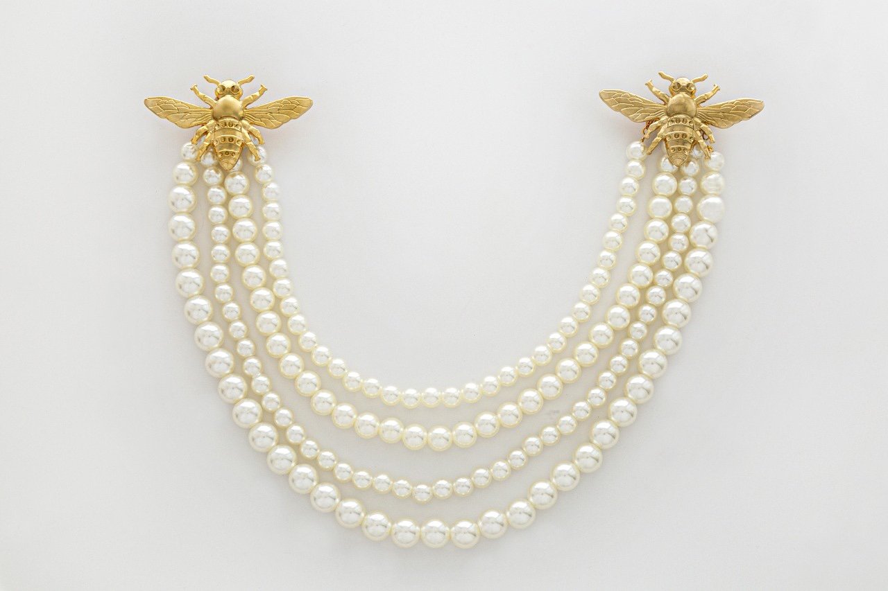 Two Bees 009 + 4 Strings of Pearls - Gold