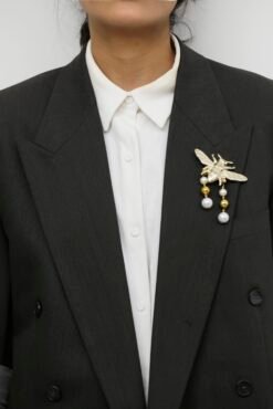 Alternative view of Bee 002